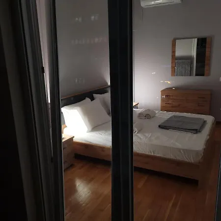 Apartment Penthouse Spacious W Super Wifi & Terrace, 2 Min From Metro Athens